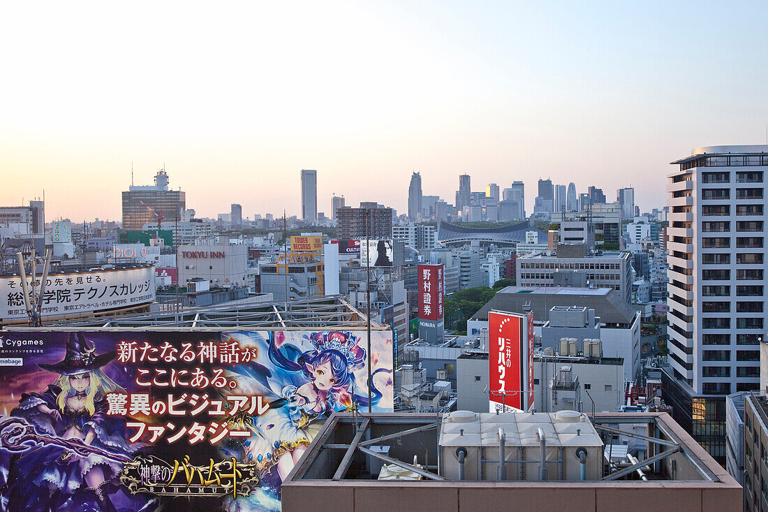 Shinjuku Skyline mit großem Manga Werbeplakat gesehen von Shibuya, Tokio, Japan