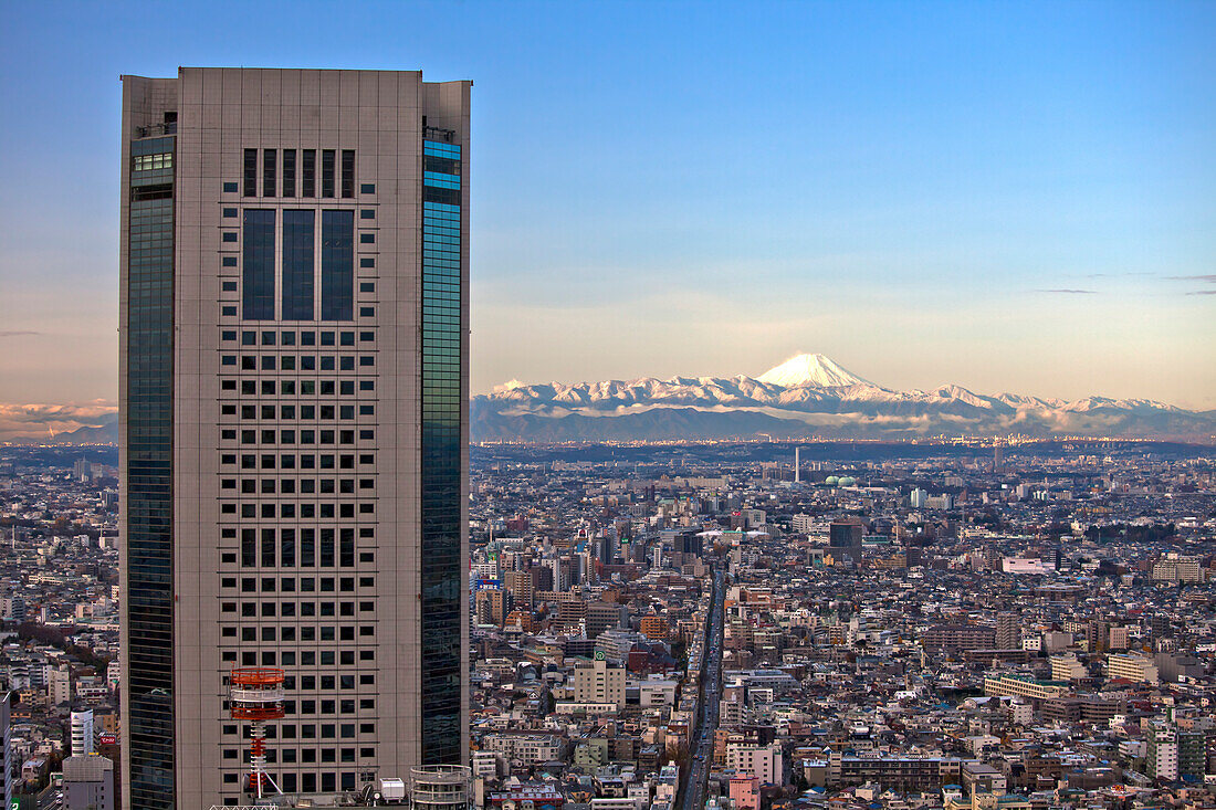 Opera City mit Fuji-san gesehen vom Park Hyatt am Morgen, Shinjuku, Tokio, Japan