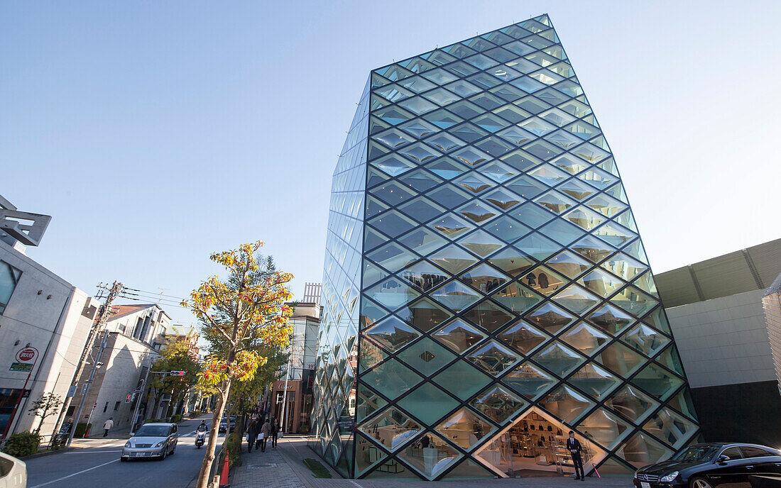 Einkaufsstraße mit berühmter Architektur, Luxusgeschäft und Auto in Aoyama, Minato-ku, Tokio, Japan