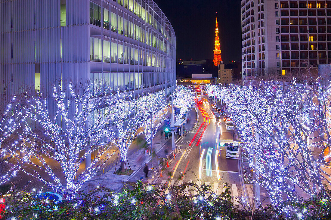 Langzeitbelichtung der Keyakizaka mit Tokyo Tower und Weihnachtsbeleuchtung bei Nacht, Roppongi, Minato-ku, Tokio, Japan