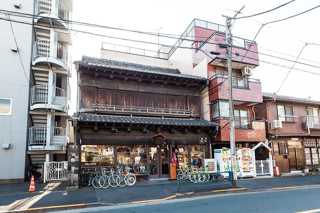 Fahrradgeschäft in altem traditionellen Holzhaus in Yanaka, Taito-ku, Tokio, Japan