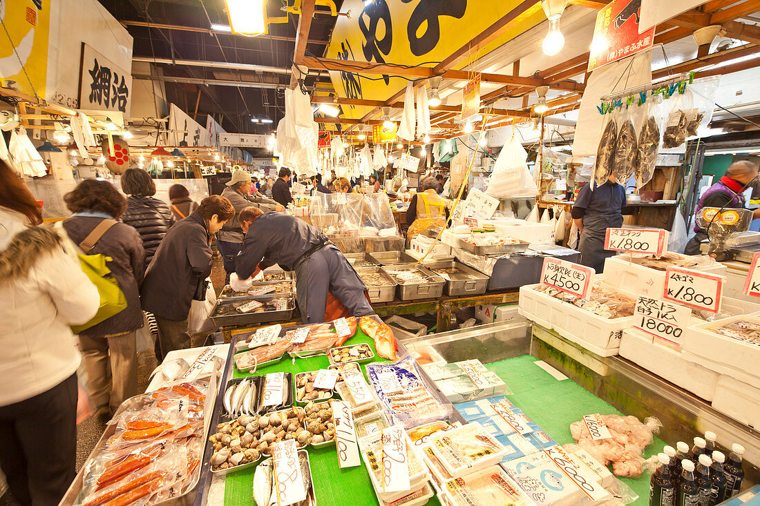 Kunden kaufen Fisch am Tsukiji Fischmarkt, Chuo-ku, Tokio, Japan