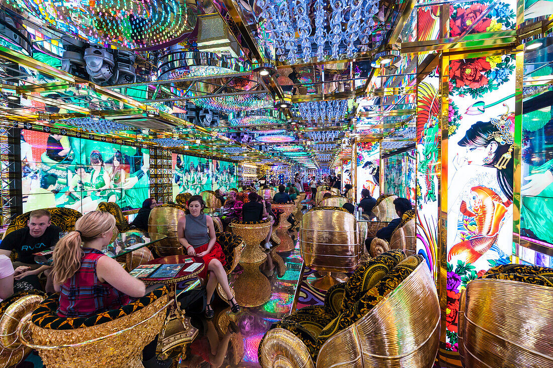 Innenaufnahme mit ausländischen Touristen im Robot Restaurant Shinjuku, Tokio, Japan