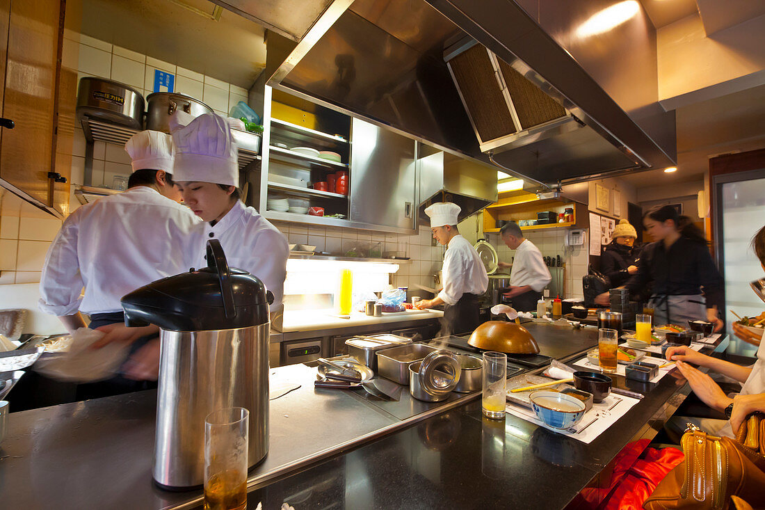 Im Teppanyaki-Restaurant Satou, Kichijoji, Musashino, Präfektur Tokio, Japan