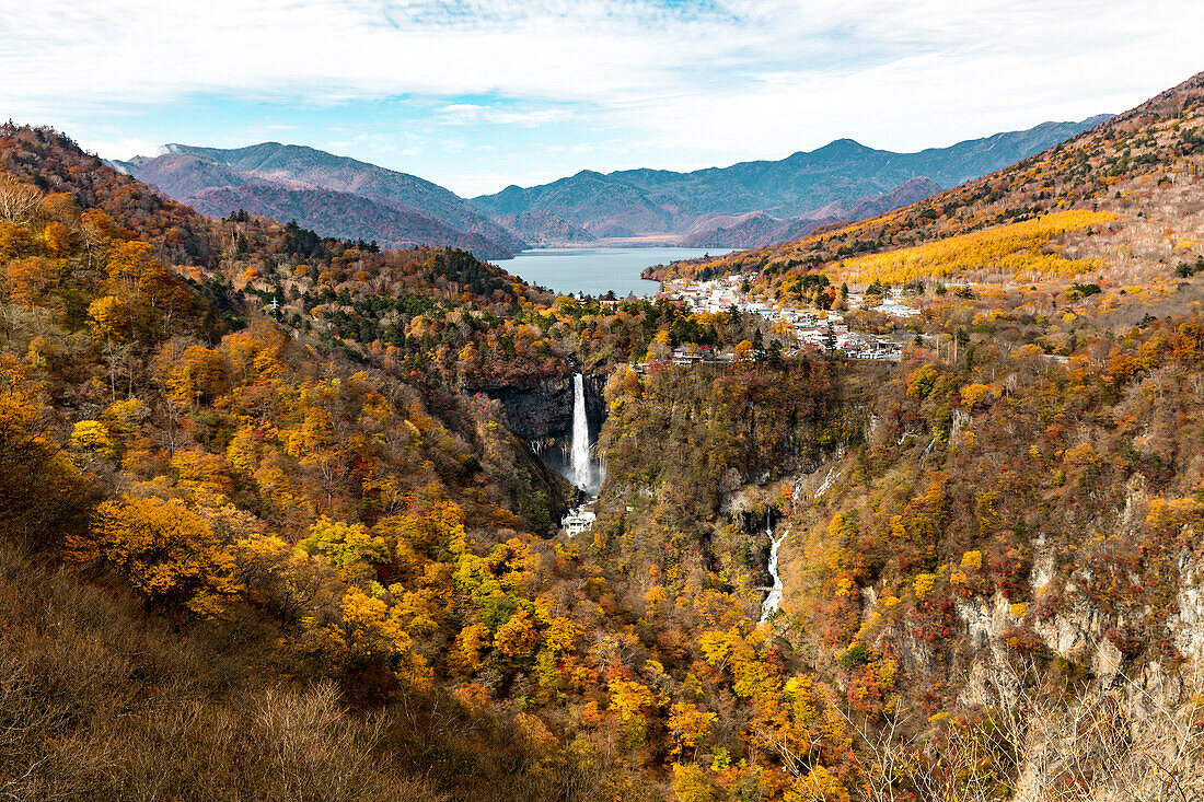 Nikko Kegon Wasserfall und See Chuzenji mit bunten Blättern im Herbst, Nikko, Tochigi Präfektur, Japan