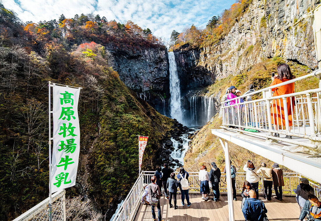 Touristen fotografieren den Nikko Kegon Wasserfall vom Aussichtspunkt im Nikko, Tochigi Präfektur, Japan