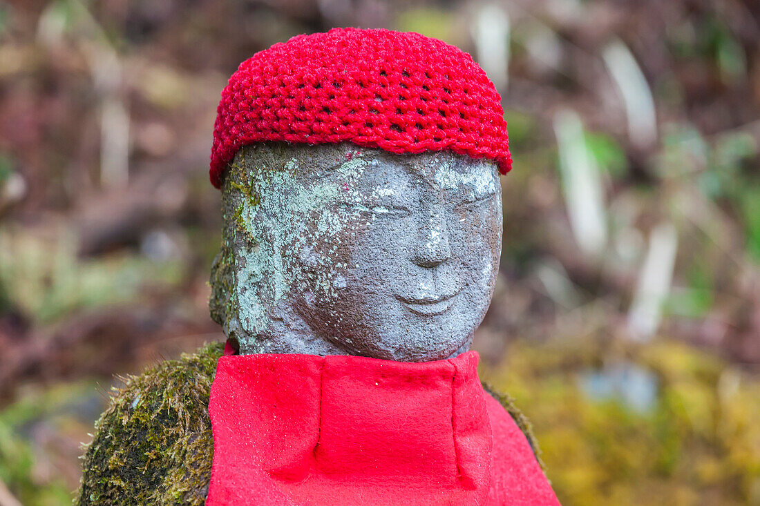 Jizo Figuren mit roten gehäkelten Kappen in Nikko, Tochigi Präfektur, Japan