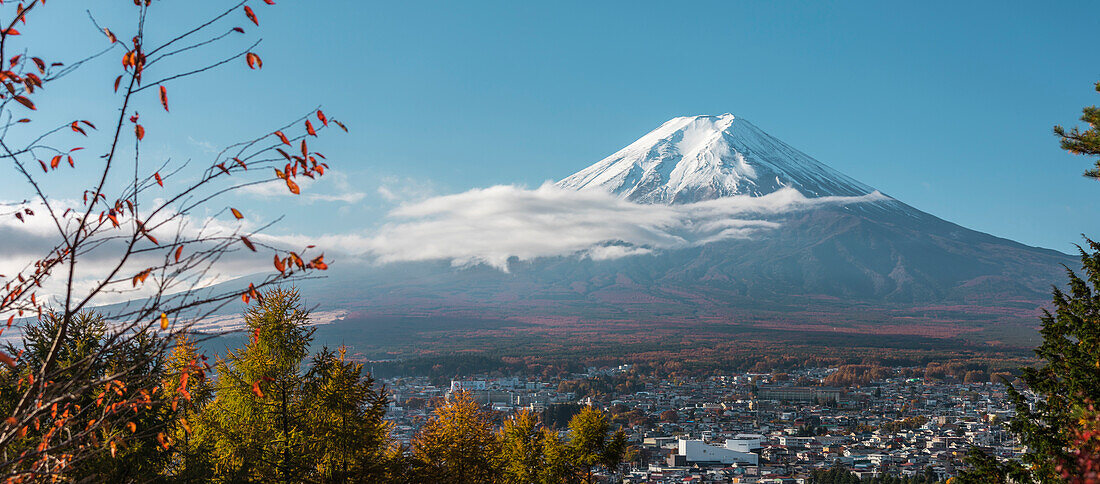 Berg Fuji im Herbst gesehen vom Arakurayama Sengen Park, Fujiyoshida, Yamanashi Präfektur, Japan