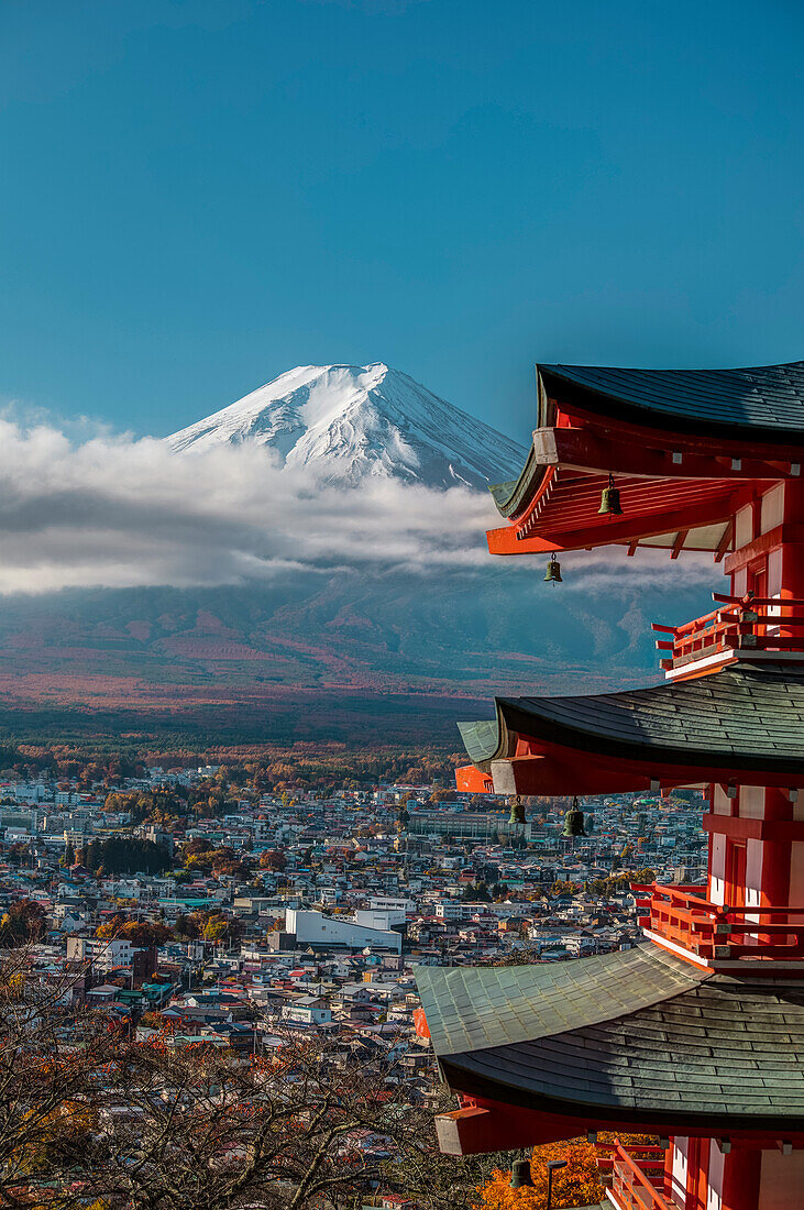 Großaufnahme der Chureito Pagode mit Berg Fuji und Stadt im Hintergrund, Fujiyoshida, Yamanashi Präfektur, Japan