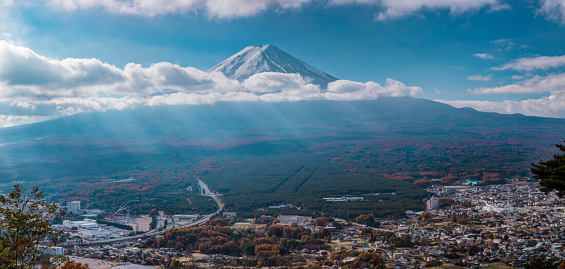 Berg Fuji mit Wolken und Sonnenstrahlen im Herbst gesehen vom Berg Kachi, Minamitsuru, Yamanashi Präfektur, Japan