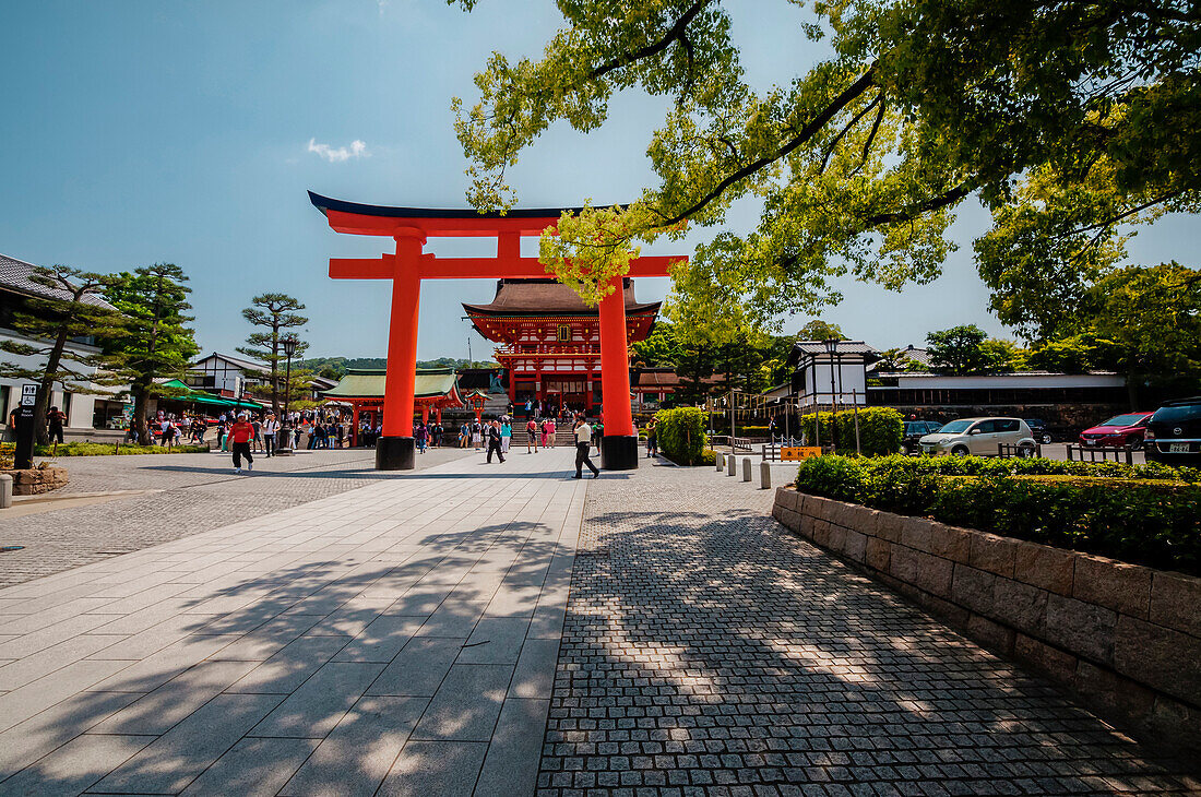 Eingang mit großem roten Torii am Schrein Fushimi Inari-Taisha in Kyoto, Japan