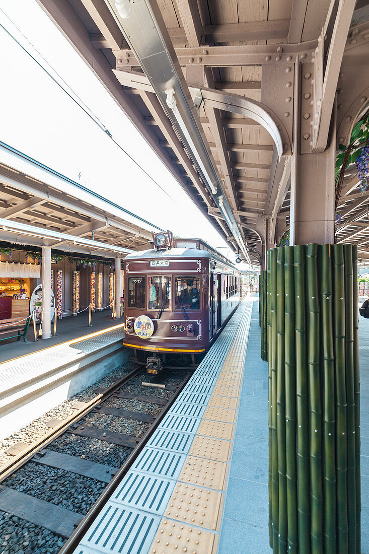 Kleine Bahn Randen am Bahnhof Arashiyama, Kyoto, Japan