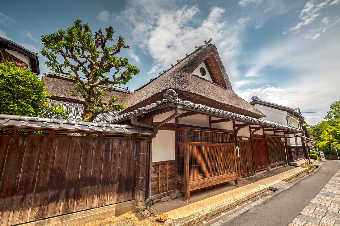 Altes Haus mit Schilfdach in Sagatoriimoto, Kyoto, Japan
