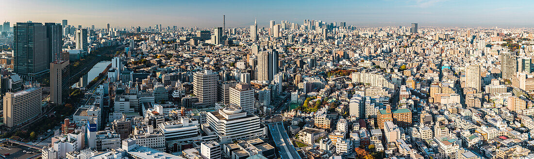 Weitwinkel Skyline mit Iidabashi und Shinjuku am frühen Morgen, Tokio, Japan