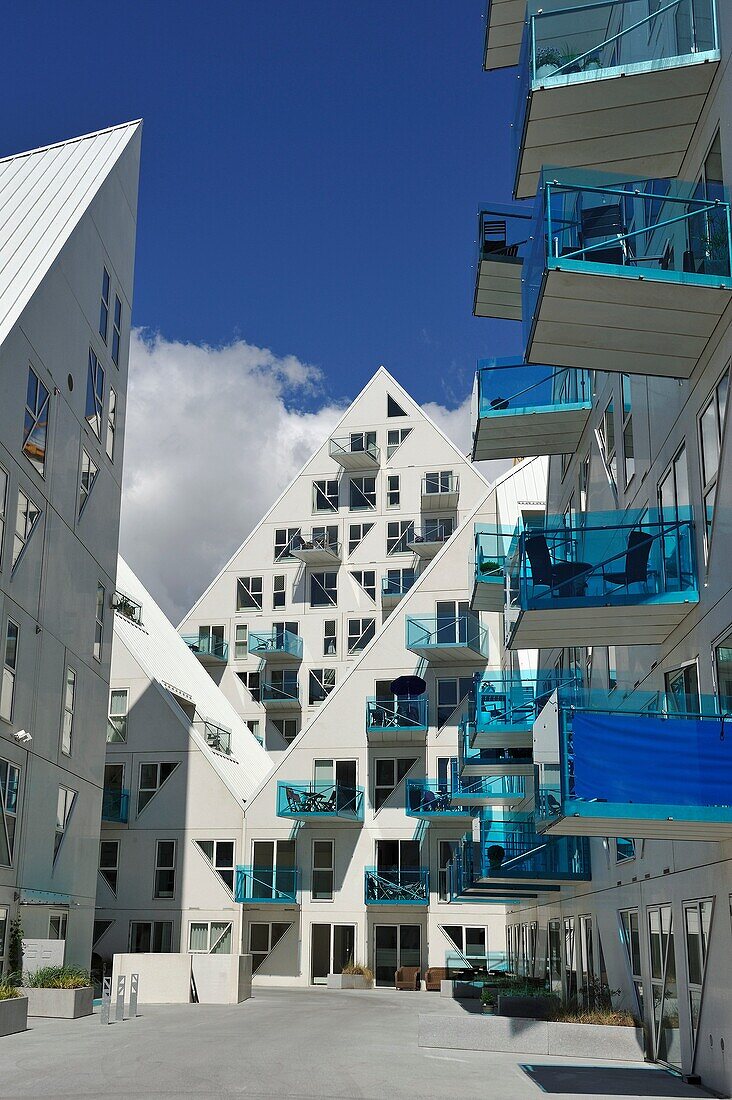 Das Iceberg-Wohngebäude im neuen Stadtteil Aarhus Ã., das im Zuge der Erweiterung des Hafengebiets errichtet wurde, Aarhus, Halbinsel Jütland, Dänemark, Nordeuropa.