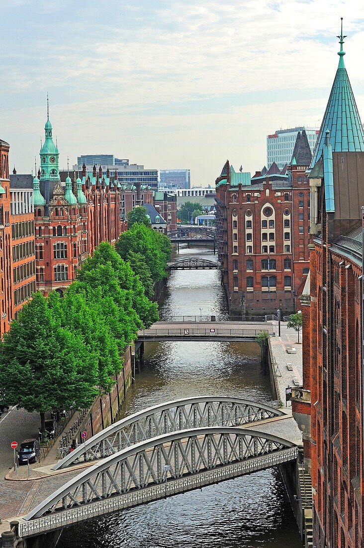 Luftaufnahme über St. Annenfleet und Hollandischbrookfleet Kanal in der Speicherstadt, HafenCity, Hamburg, Deutschland, Europa.