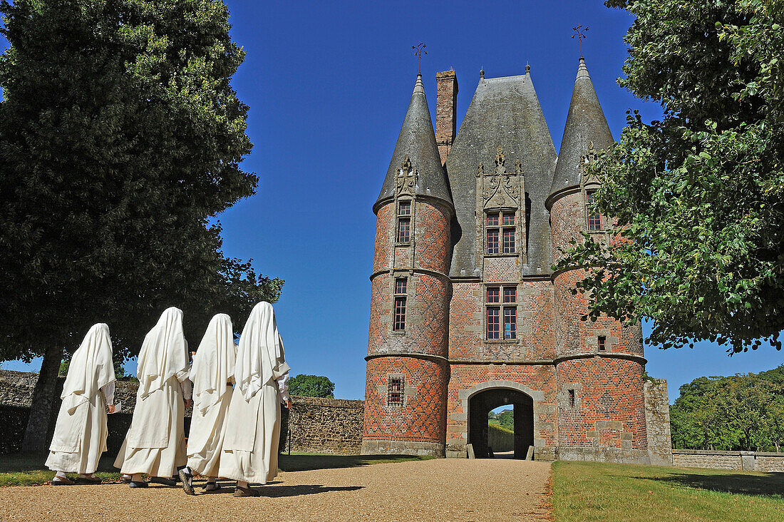 Nonnen am Eingang des Chateau de Carrouges, Domfront, Departement Orne, Region Normandie, Frankreich, Europa.