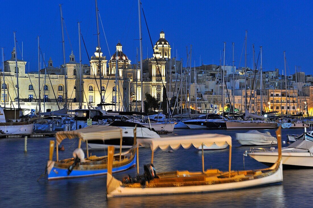 ''Luzzu'' im Hafen von Senglea (Isla) mit Birgu's Marina (Vittoriosa) im Hintergrund, Three Cities, Malta, Südeuropa.