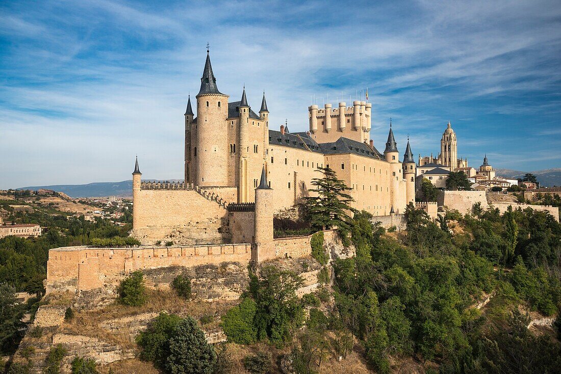 Der Alcazar mit der Kathedrale und der Stadt Segovia im Hintergrund, Segovia, Zentral-Spanien.