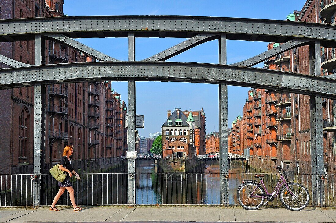 Teehaus und Restaurant Wasserschloss in der Speicherstadt von der PoggenmuhlenBrücke aus gesehen, HafenCity, Hamburg, Deutschland, Europa.