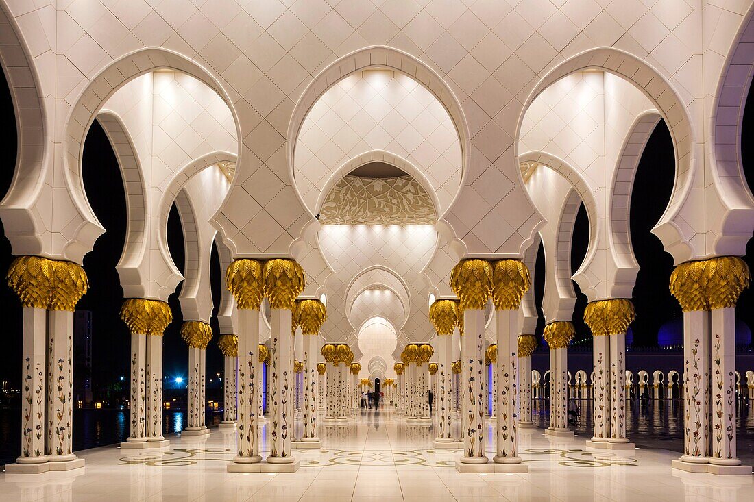 UAE, Abu Dhabi, Sheikh Zayed bin Sultan Mosque, arches, dusk.