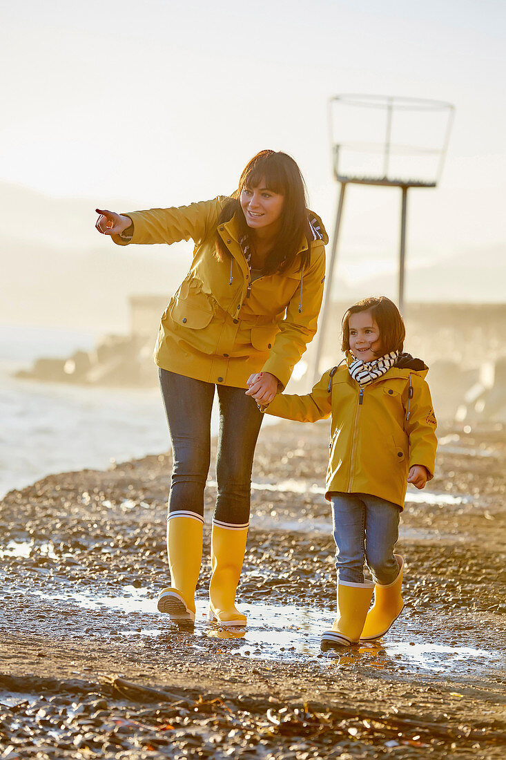 Mother and daughter in the fishing port. Hondarribia. Gipuzkoa. Basque Country. Spain