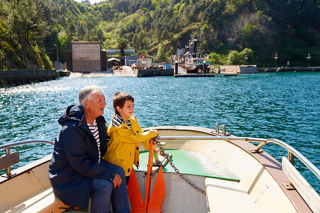 Großvater und Enkel, Segelboot, Hafen von Pasajes, Pasaia, Gipuzkoa, Baskenland, Spanien, Europa