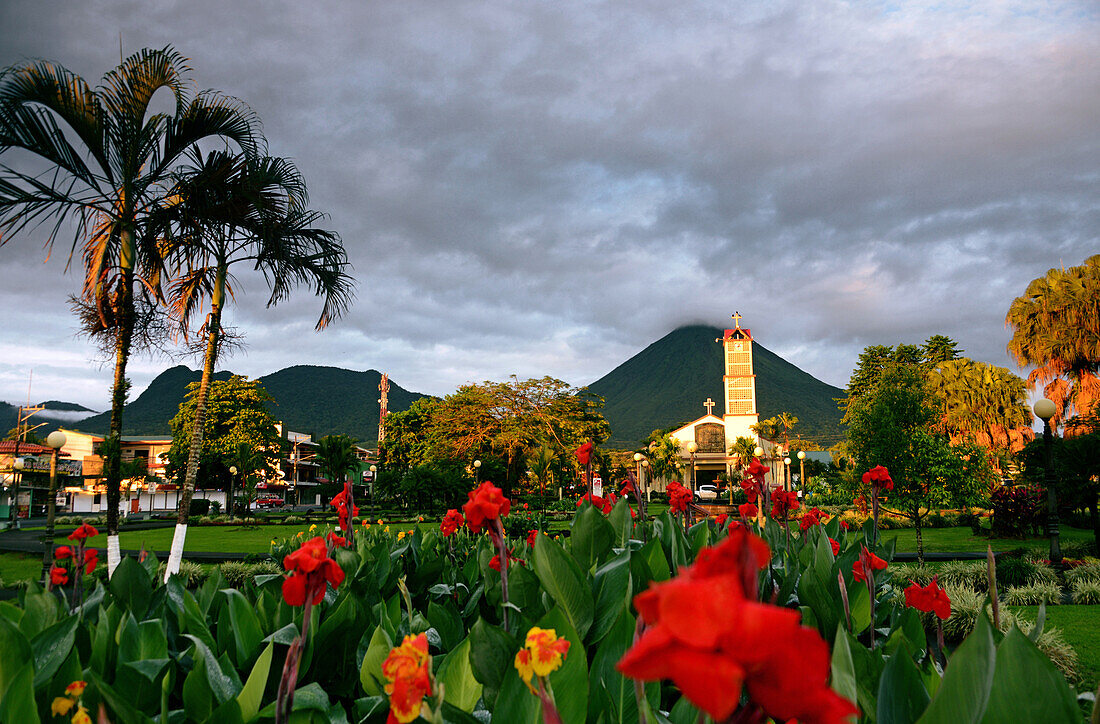 am Parque Central La Fortuna mit Vulkan Arenal, Costa Rica