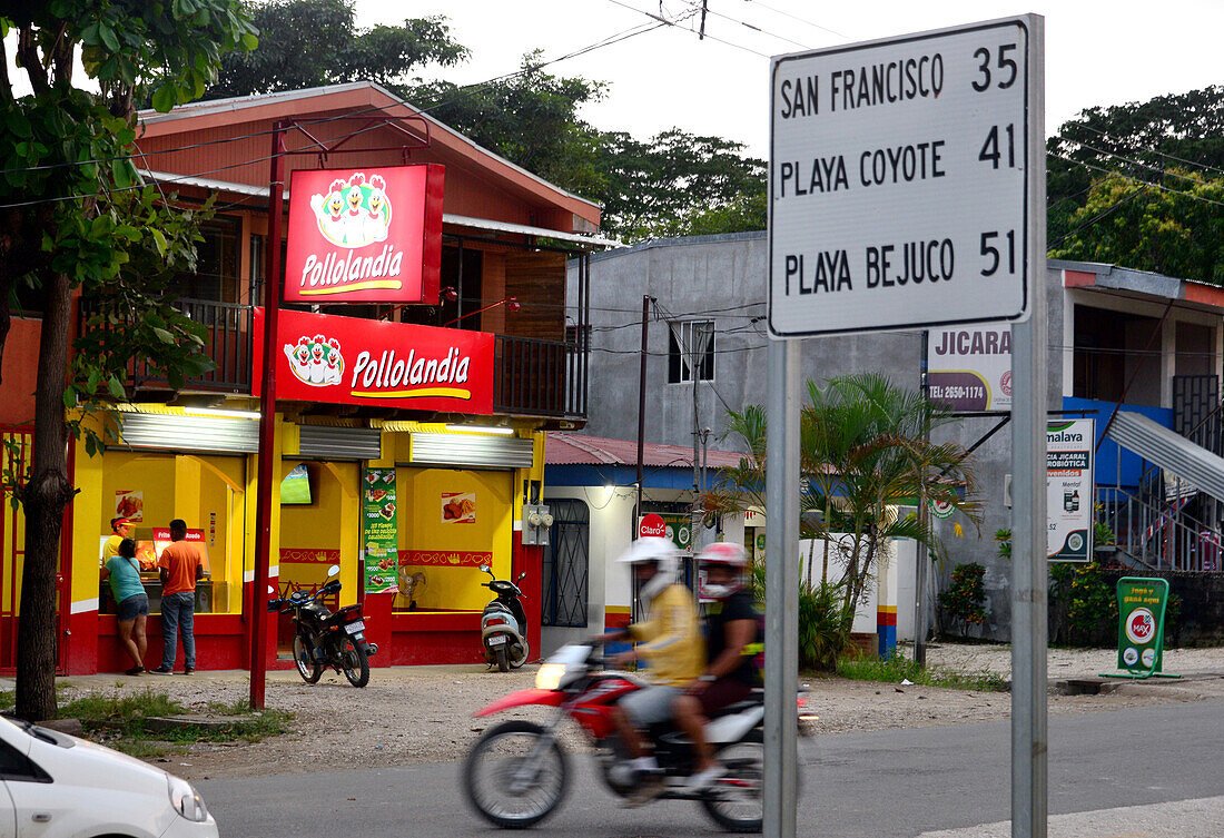 lustiges Straßenschild in Jicaral am Golf von Nicoya, Guanacaste, Costa Rica