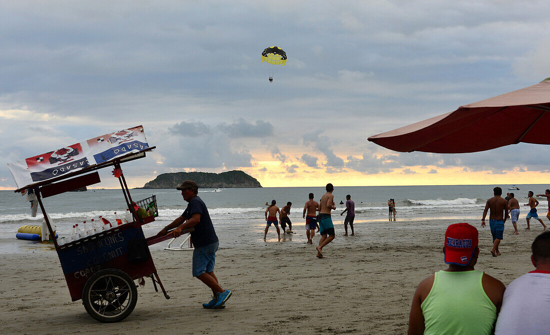 am Strand von Manuel Antonio, Pazifikküste von Puntarenas, Costa Rica