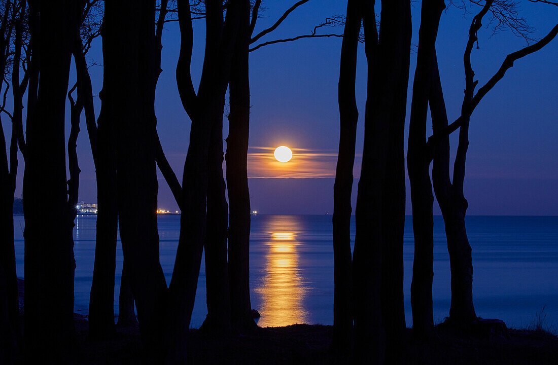 Monduntergang über der Ostsee bei Heiligendamm, Mecklenburg Vorpommern, Deutschland