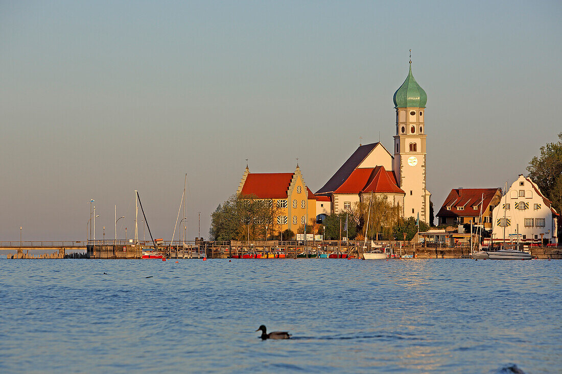 Blick auf die Wasserburger Halbinsel mit St.Georg Kirche und Schloss, Wasserburg, Baden-Württemberg