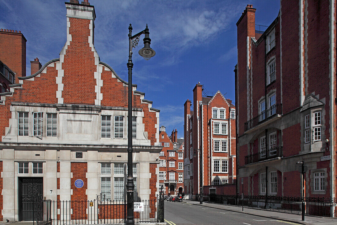 Typische Ziegelhäuser, Rex Place und Aldford Street, Mayfair, London, England