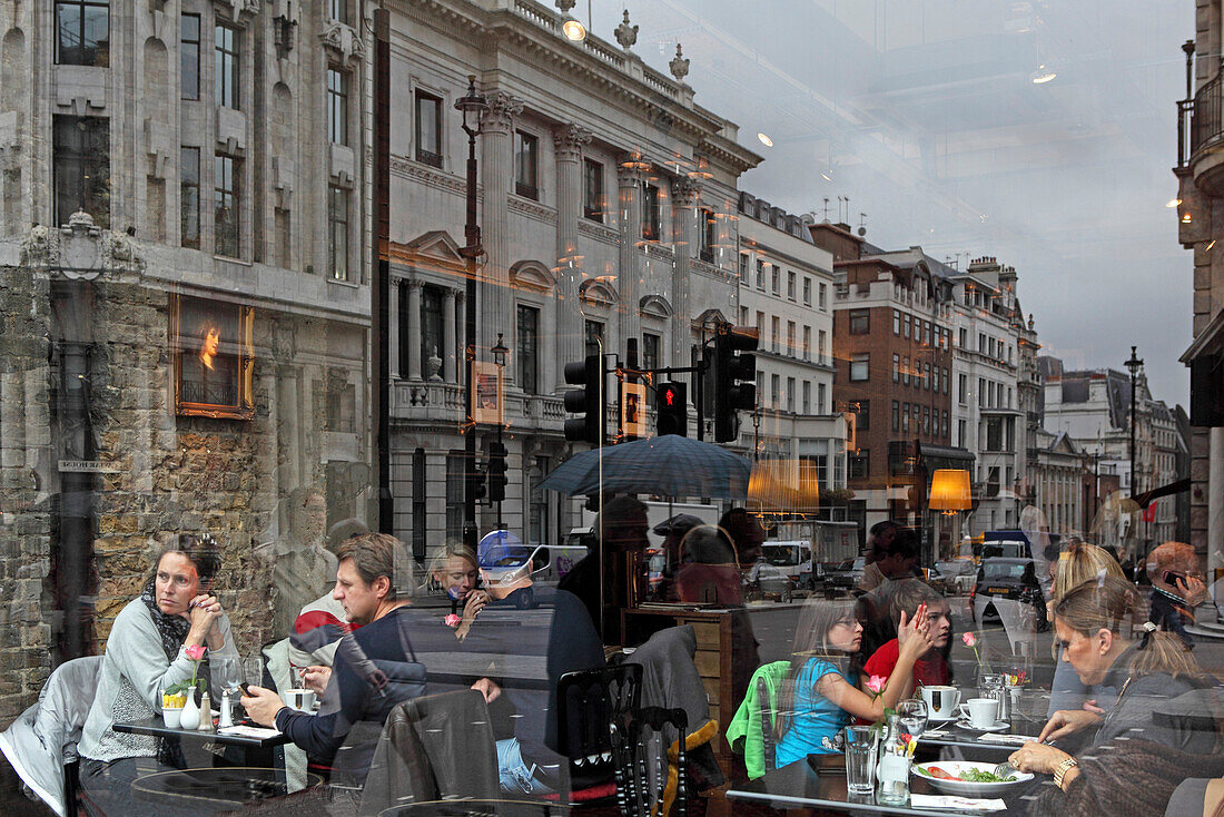 Café in der Piccadilly Street mit Reflektion von Gebäuden der Albemarle Street, St.James's, London, England