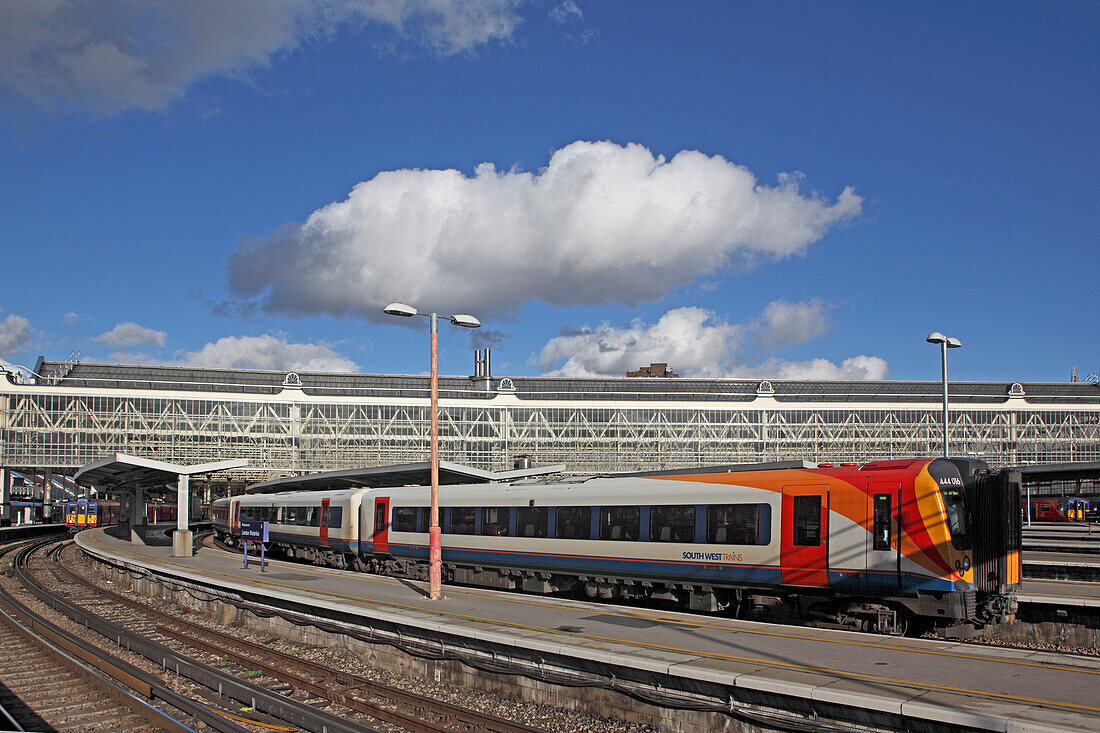Zug an der Waterloo Station, Newington, London, England