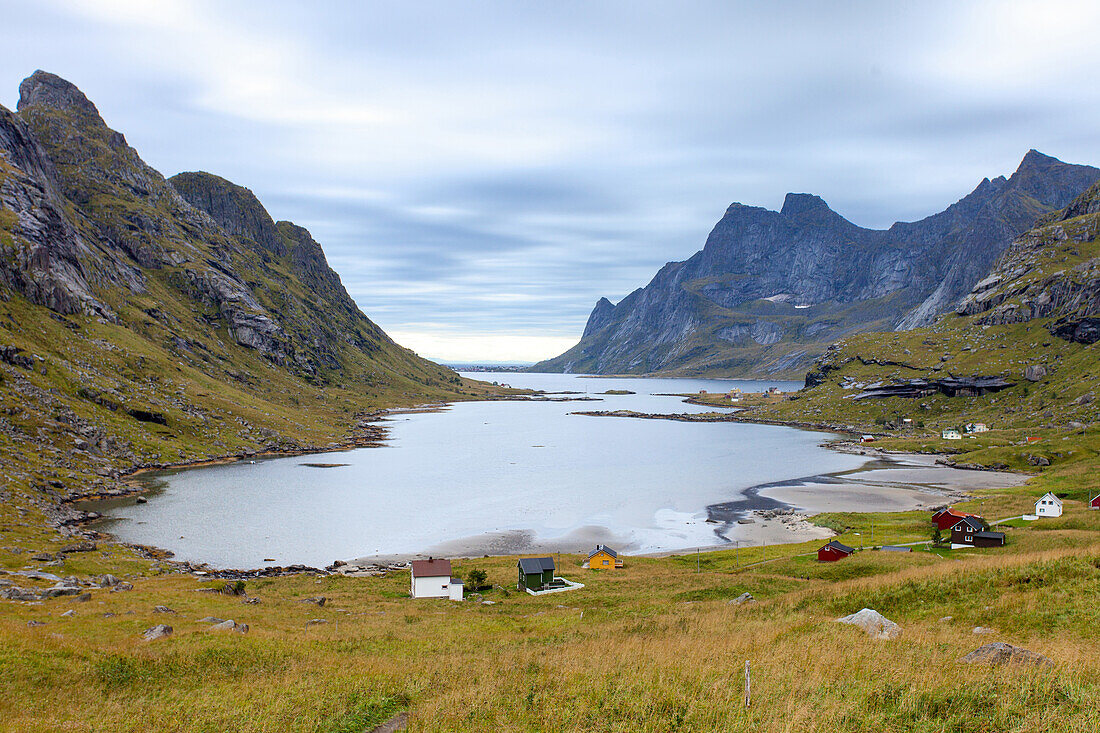 Bunes, Fjord, Häuser, Berge, Vinstad, Moskenesoya, Lofoten, Nordland, Norwegen, Europa