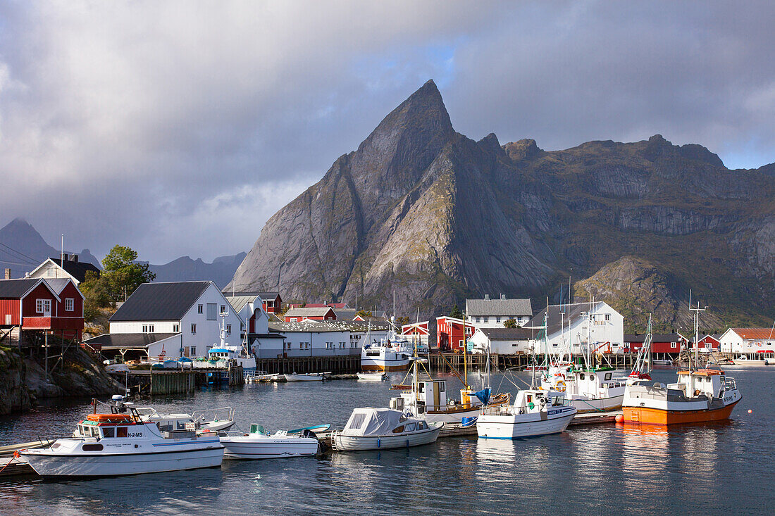 Boote, Hafen, Fjord, Sonnenuntergang, Hamnoya, Moskenesoya, Lofoten, Nordland, Norwegen