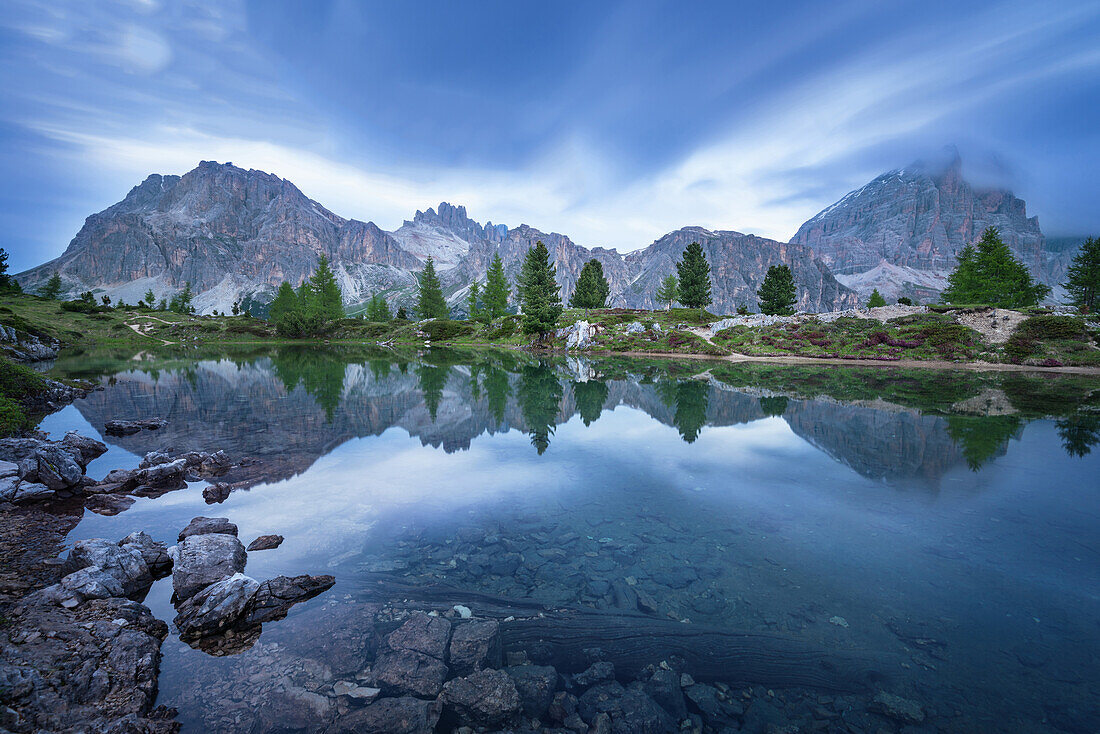 Blaue Stunde, Spiegelung, Bergsee, Lago Limides, Dolomiten, Alpen, Italien, Europa
