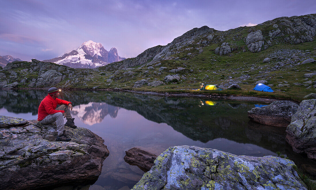 Wanderer mit einer Stirnlampe an den Lacs des Cheserys, Zelte, Aiguille Verte, Haute-Savoie, Frankreich