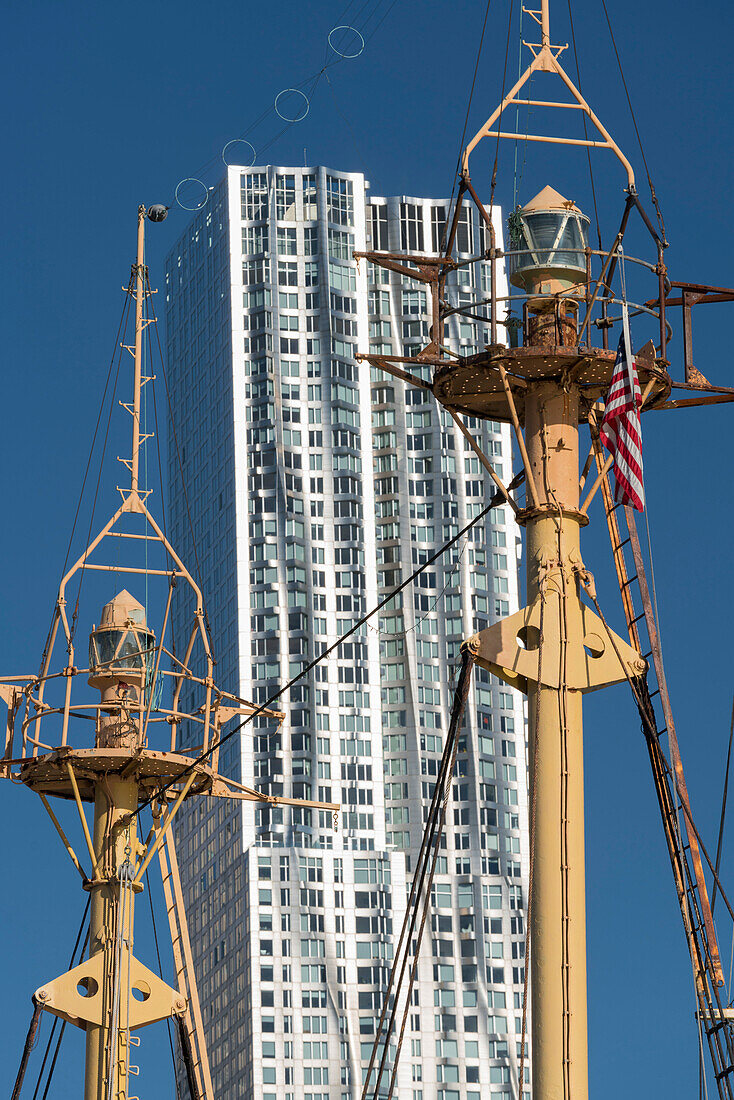 8 Spruce Street Wolkenkratzer, Schiffmast vom South Street Seaport Museum, Manhatten, New York City, New York, USA