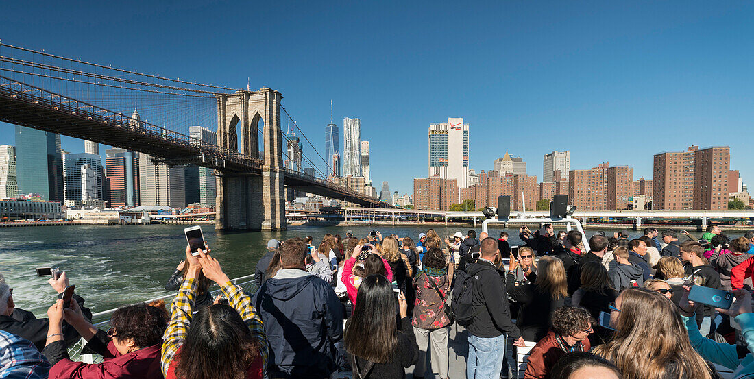 Skyline Manhatten vom East River, Brooklyn Bridge, New York City, New York, USA