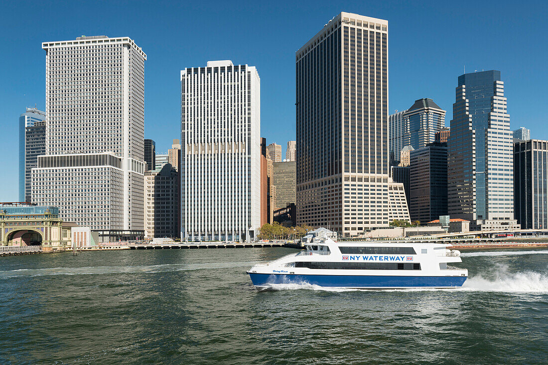 Ny Waterway Ferry, Manhattan skyline from the East River, New York City, New York, USA