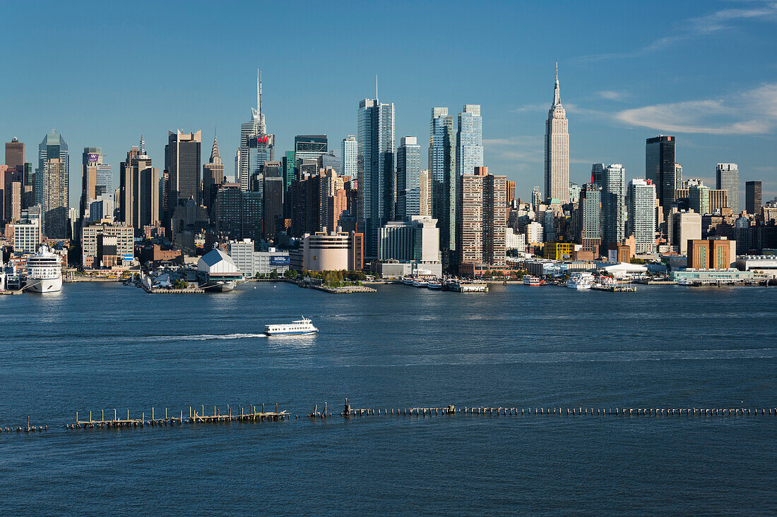 View to Manhatten from Hamilton Park, Hudson River, Jersey City, New Jersey, USA