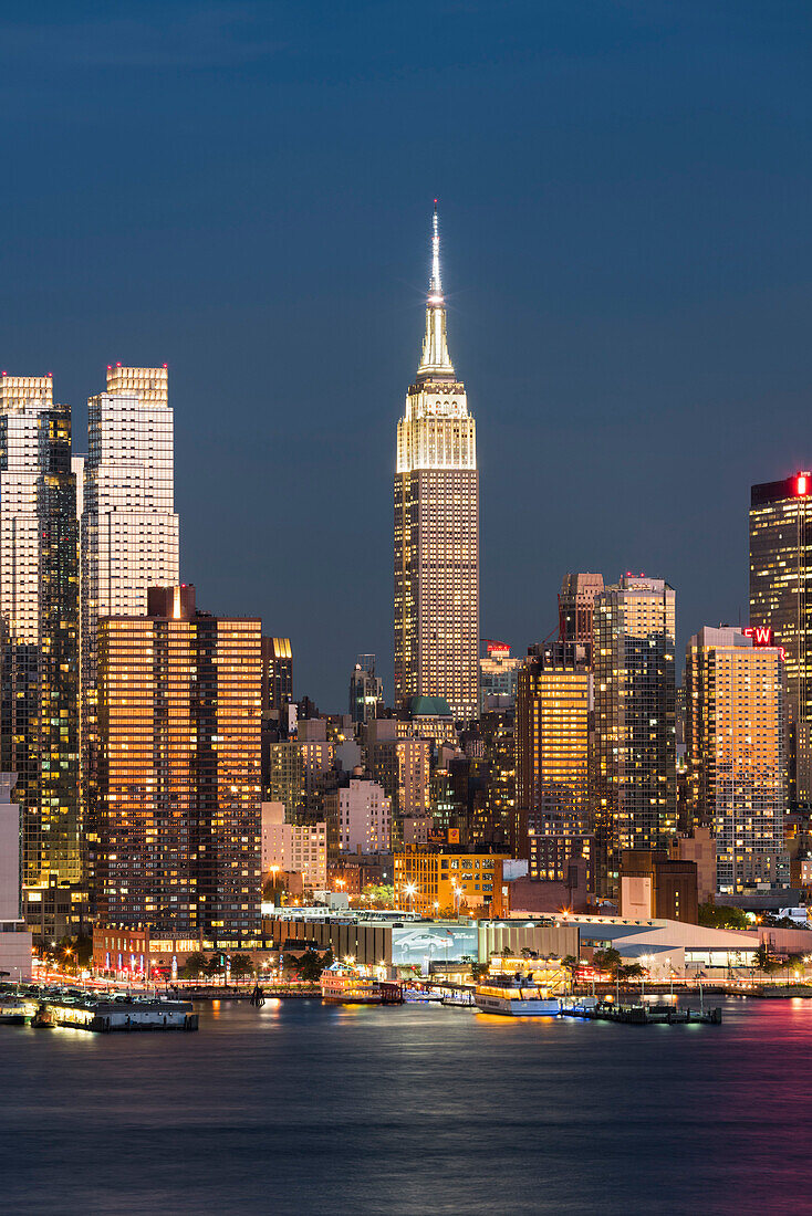 View to Manhatten from Hamilton Park, Empire State Building, Jersey City, New Jersey, USA