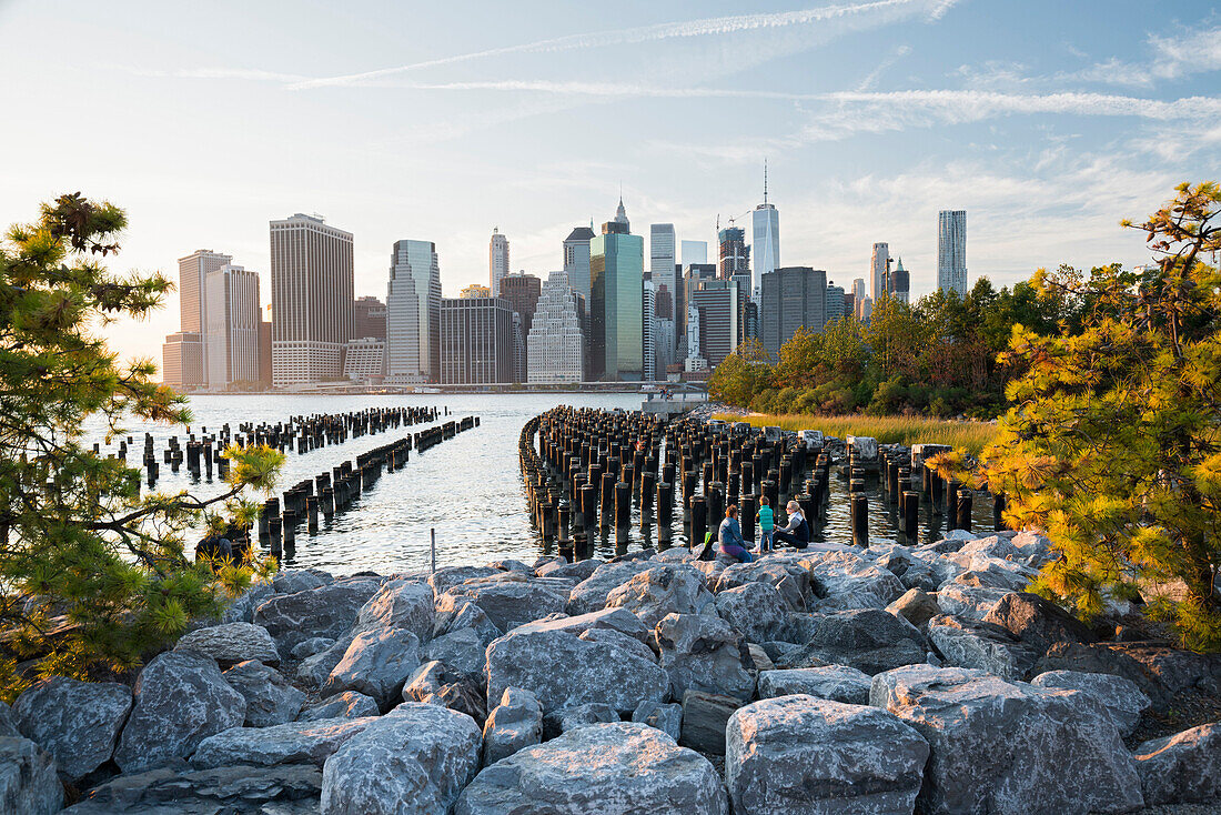 Blick vom Brooklyn Bridge Park zur Manhatten Skyline, New York City, New York, USA