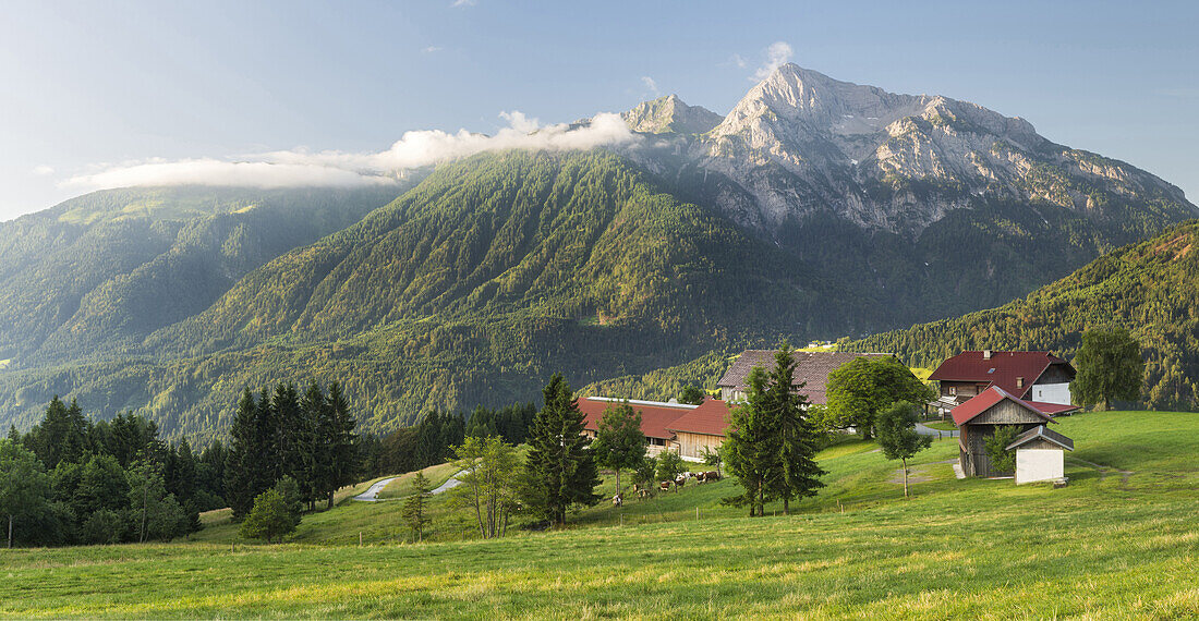 Bauernhof nahe Kötschach Mauthen, Berg Polinik, Gailtal, Kärnten, Österreich