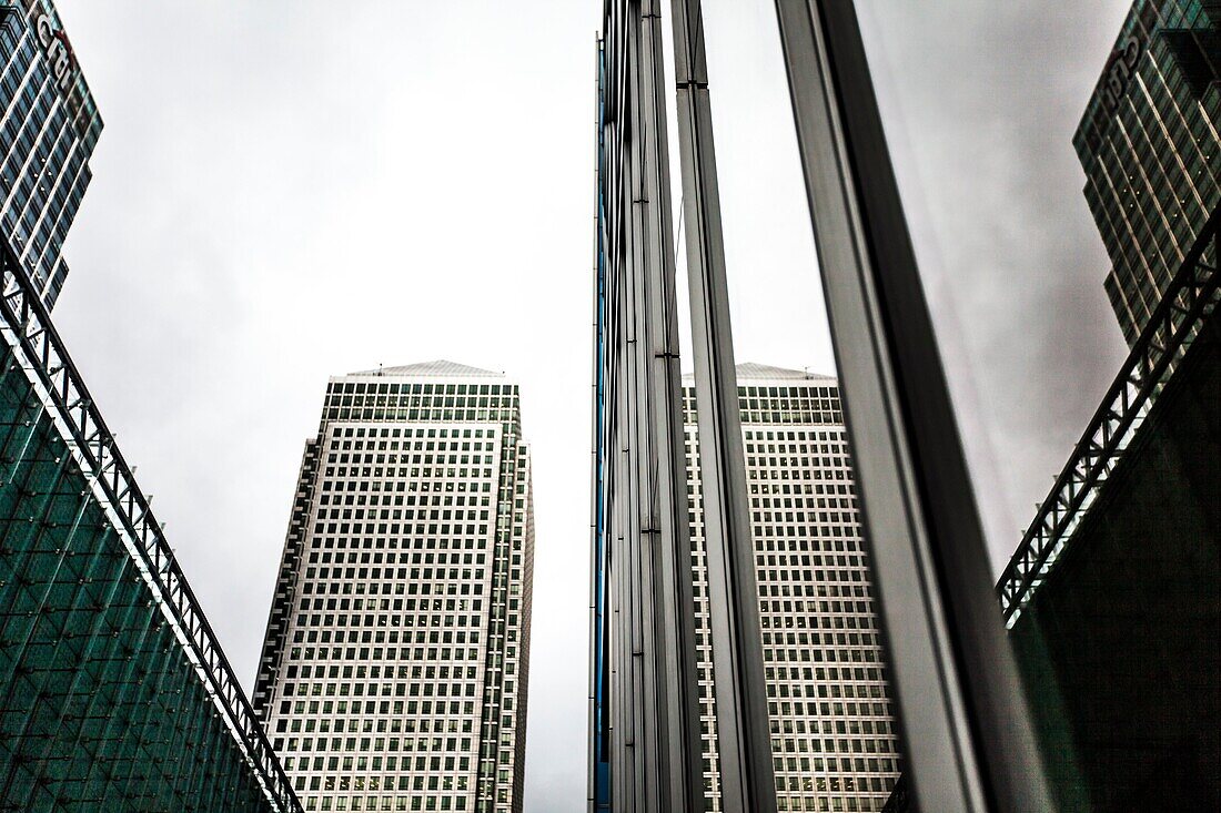 Canary Wharf ist ein großes Geschäftsviertel in Tower Hamlets im Osten Londons, England. Es ist eines der beiden wichtigsten Finanzzentren des Vereinigten Königreichs â. zusammen mit der traditionellen City of London â. und beherbergt viele der höchsten Gebäude Europas, u.a.