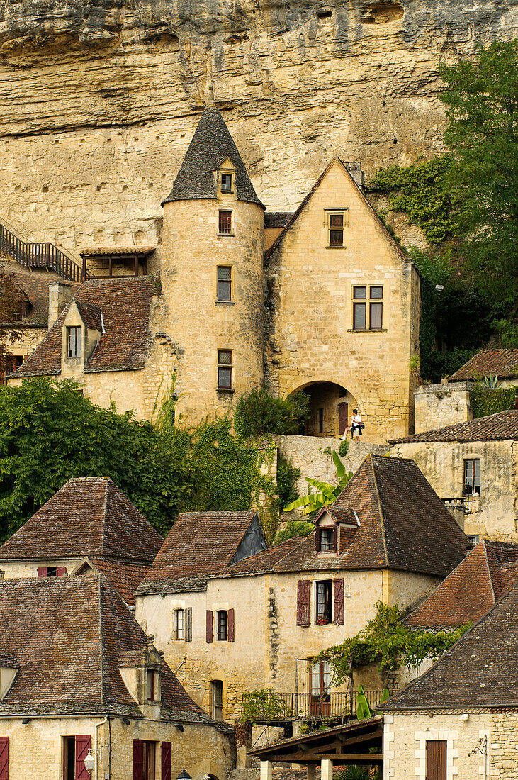 La Roque-Gageac, Dordogne, Aquitanien, Frankreich. La Roque-Gageac ist eines der schönsten Dörfer Frankreichs. In einer atemberaubenden Lage am Nordufer der Dordogne und auf einem steilen Hügel, mit wenig zu suggerieren, dass sich in den letzten 300 Jahre