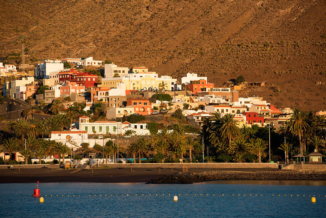 Häuser am Hügel bei Sonnenaufgang, San Sebastian, La Gomera, Kanarische Inseln, Spanien, Europa