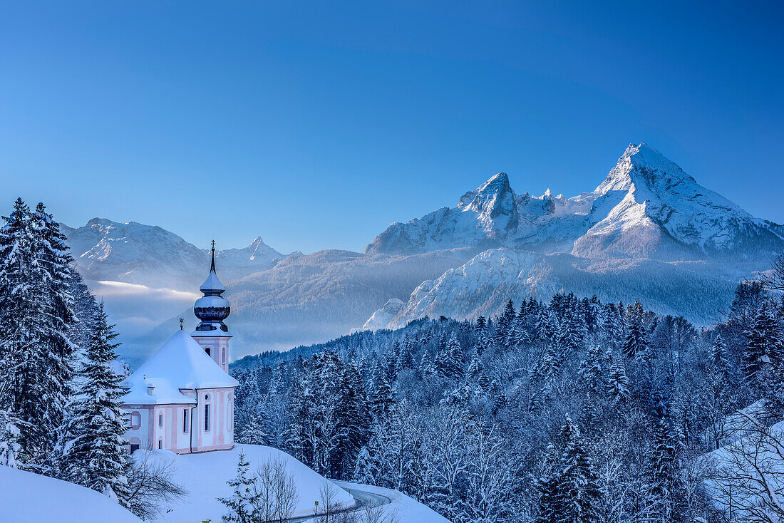 Church of Maria Gern with Schoenfeldspitze and Watzmann in backg, Maria Gern, Berchtesgaden Alps, Upper Bavaria, Bavaria, Germany